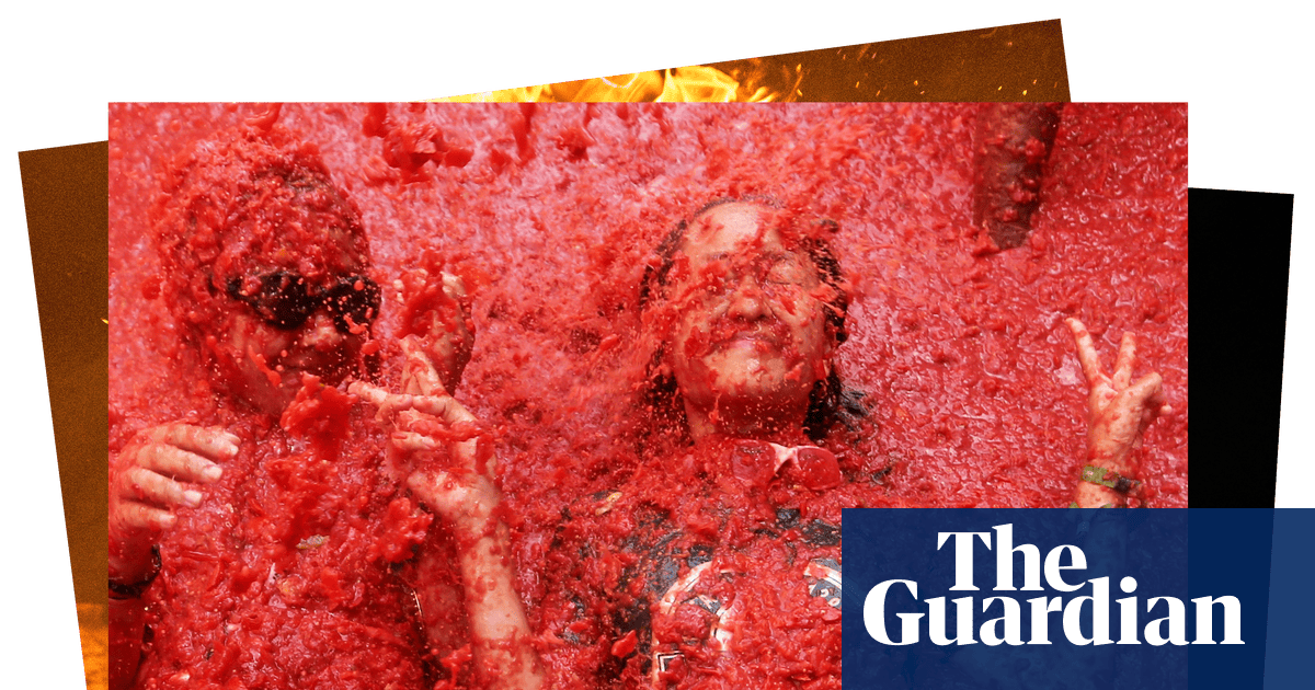 Tribute to Dolly Parton and a tomato festival: photos of the day – Wednesday