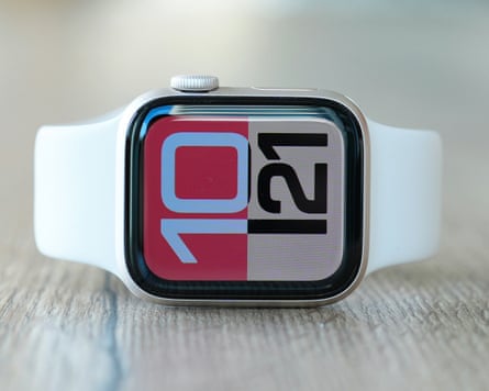 The Apple Watch SE 3 with the flux watch face.