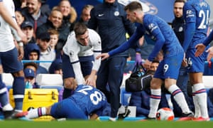 Giovani Lo Celso with the injured César Azpilicueta after a tackle that should have led to a red card