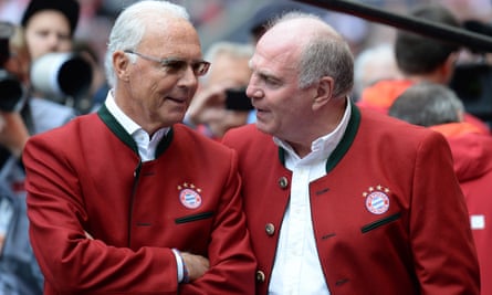 Franz Beckenbauer (esquerda) e Uli Hoeness (direita) na partida da Bundesliga 2016 entre Bayern de Munique e Bayern de Munique na Allianz Arena.