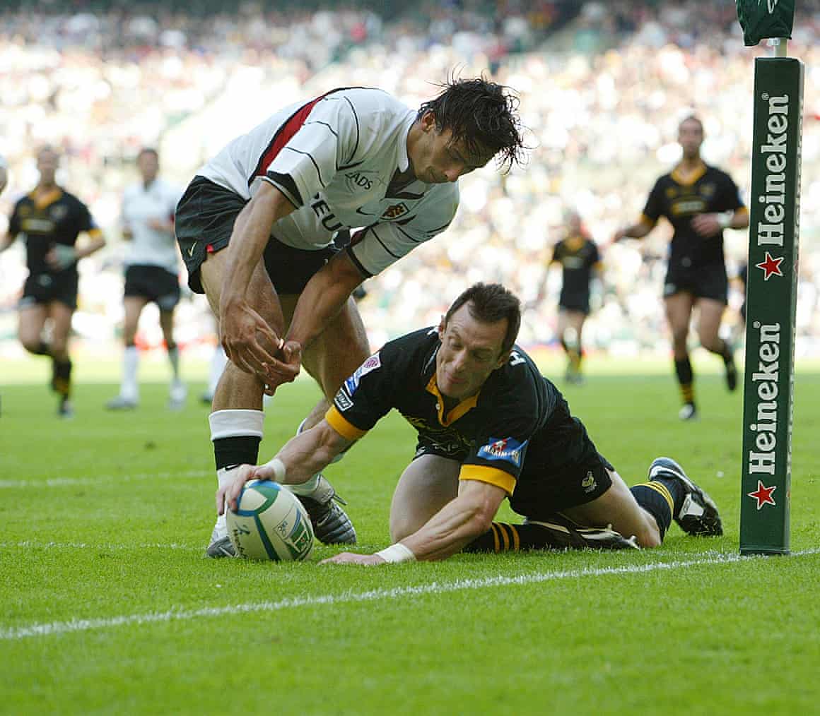 Rob Howley touches down to score the winning try in the final moments, taking advantage of a dawdling Clément Poitrenaud’s mistake as Wasps beat Toulouse 27-20 in that 2004 Heineken Cup final