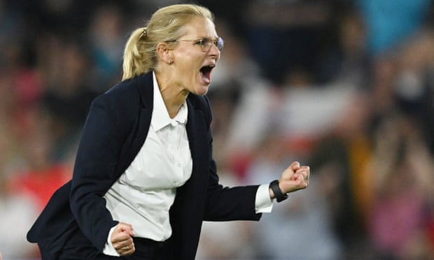 Le manager de l'Angleterre Sarina Wiegman célèbre après le match contre l'Espagne.