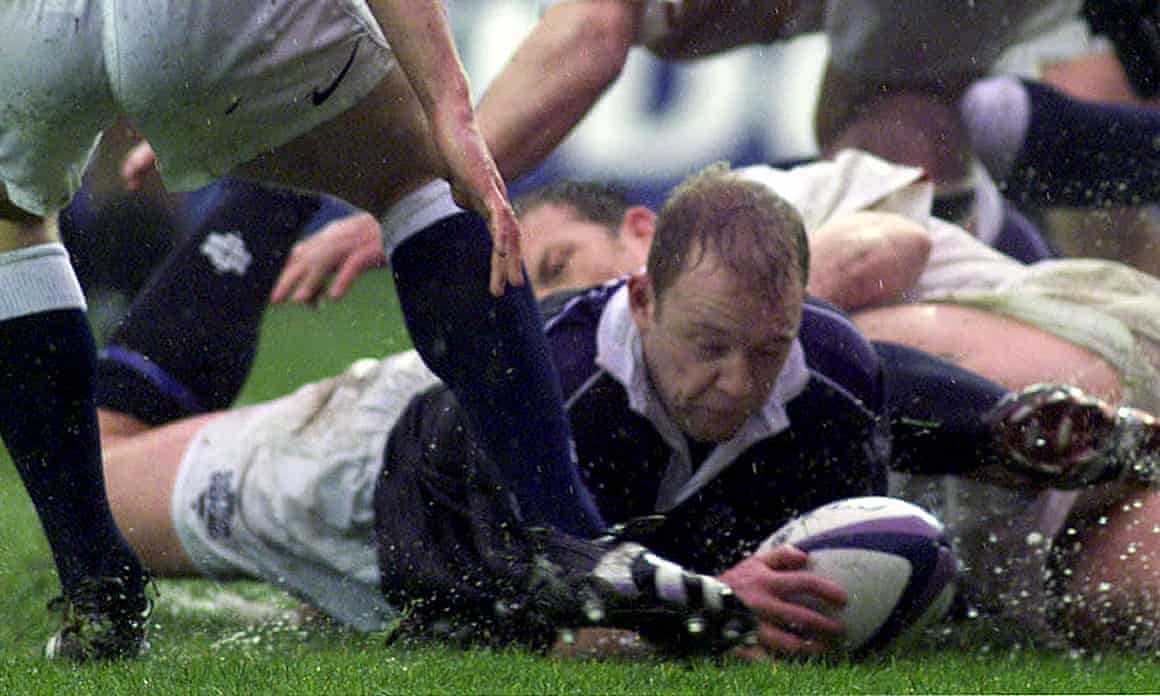 Duncan Hodge scores a try at Murrayfield in 2000 against England.