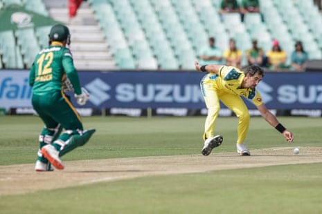 Mitchell Starc fields a shot from Quinton de Kock