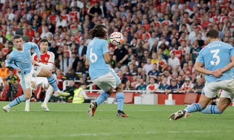 Gabriel Martinelli von Arsenal erzielt das erste Tor seiner Mannschaft durch eine Ablenkung von Ake.