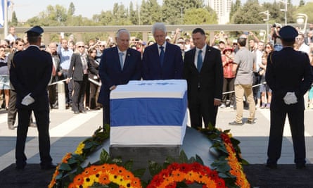 Bill Clinton views the coffin of Shimon Peres which is lying in state outside the Knesset