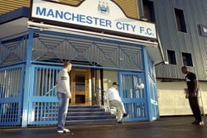 Ricky Hatton, a Manchester City fan, has a kickabout with City’s Danny Tiatto and Dickson Etuhu at Maine Road in 2001
