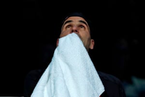 Federer cools off in a break between games.