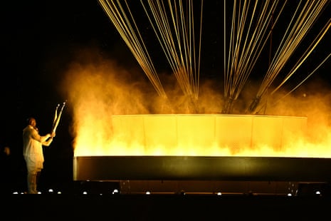 पेरिसको केन्द्रमा रहेको तुइलरीजको बगैंचामा, शहर नै चकमकाउने गरी ह्वाइट एयर बलूनको रूपमा स्टाइल गरिएको ओलम्पिक ज्वाला प्रज्वलित गरेसंगै, २०२४ पेरिस ग्रीष्मकालीन ओलम्पिकको आधिकारिक शुभारम्भ भएको छ ।