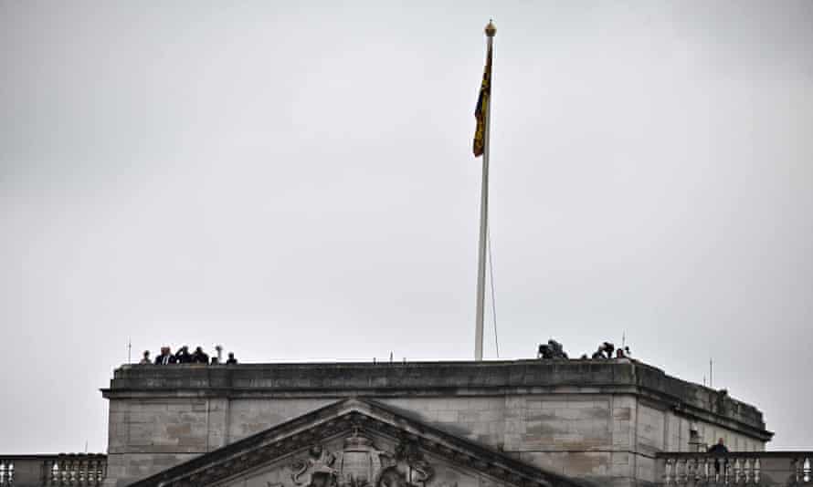 El estandarte real se elevó sobre el Palacio de Buckingham.