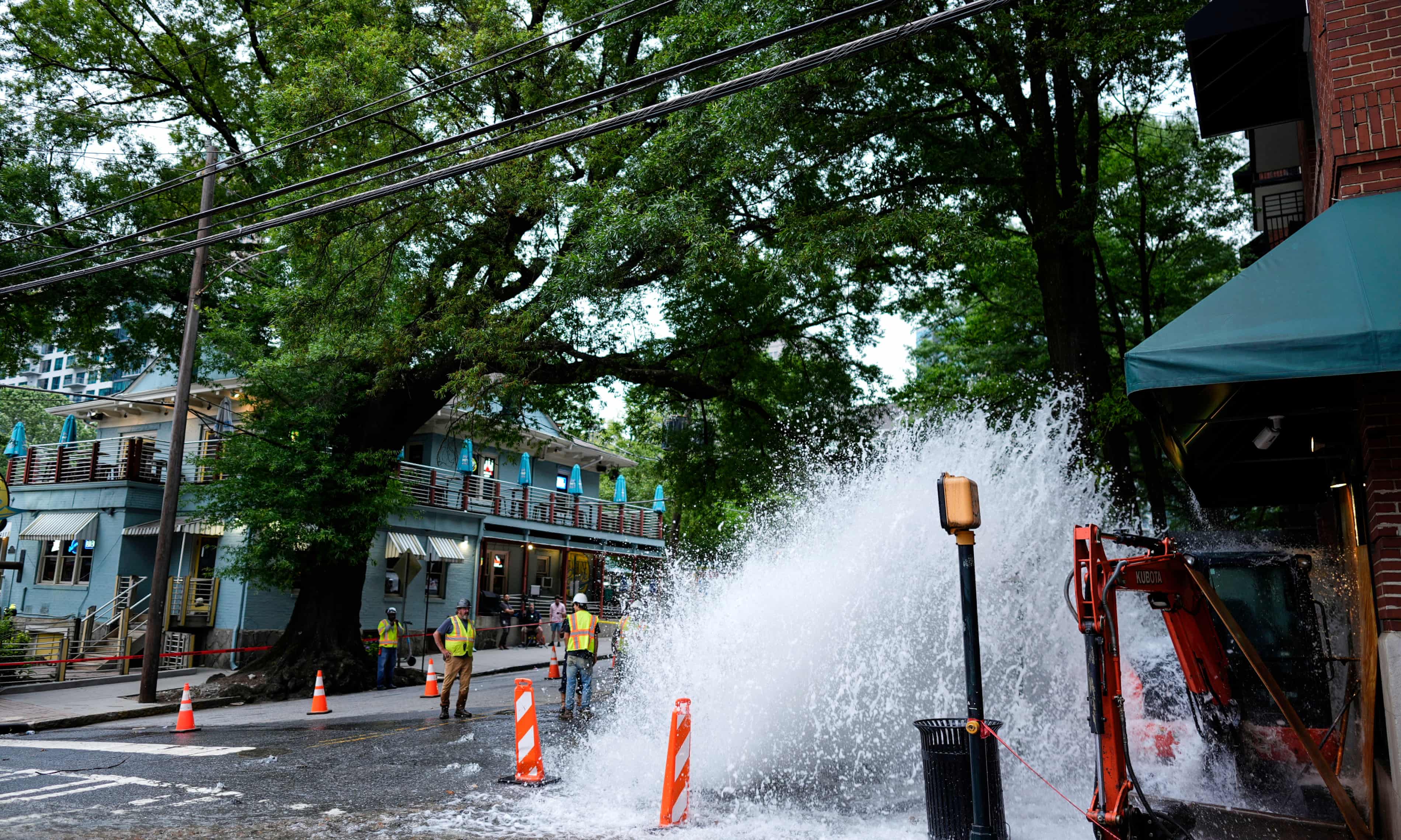 Water pipes burst in Atlanta, causing major outages and disruptions (theguardian.com)