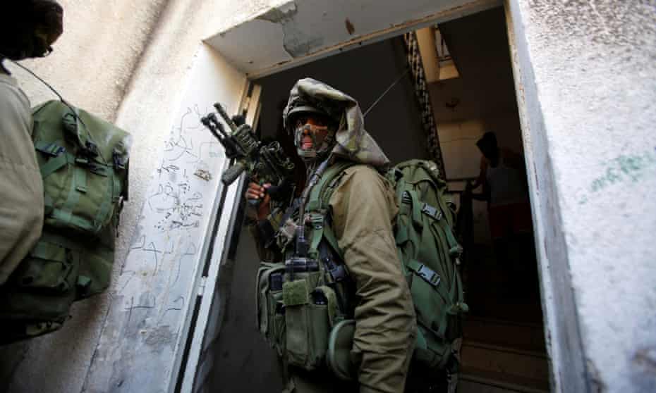 Israeli soldiers search Palestinian houses