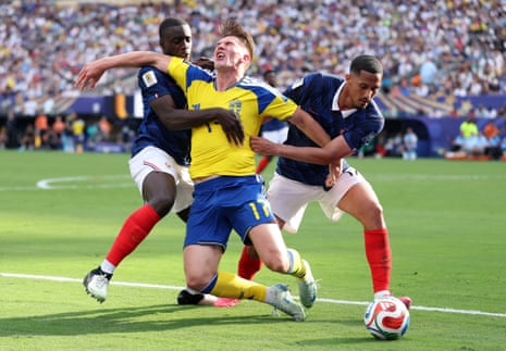Viktor Gyokeres is challenged by Dayot Upamecano and William Saliba