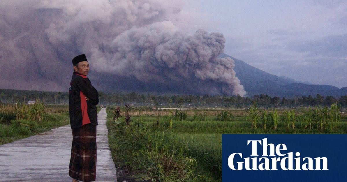 Semeru volcano: 2,000 evacuated as Indonesia issues highest warning