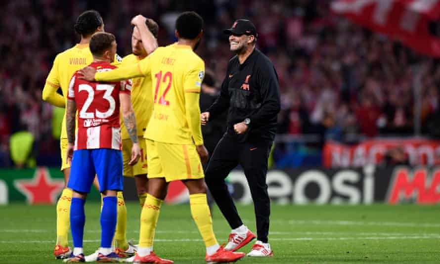 Jürgen Klopp celebrates Liverpool’s win at Atlético Madrid with his players.