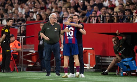 Fermín López ăn mừng cùng Xavi Hernández sau khi ghi bàn thắng thứ hai cho Barcelona.
