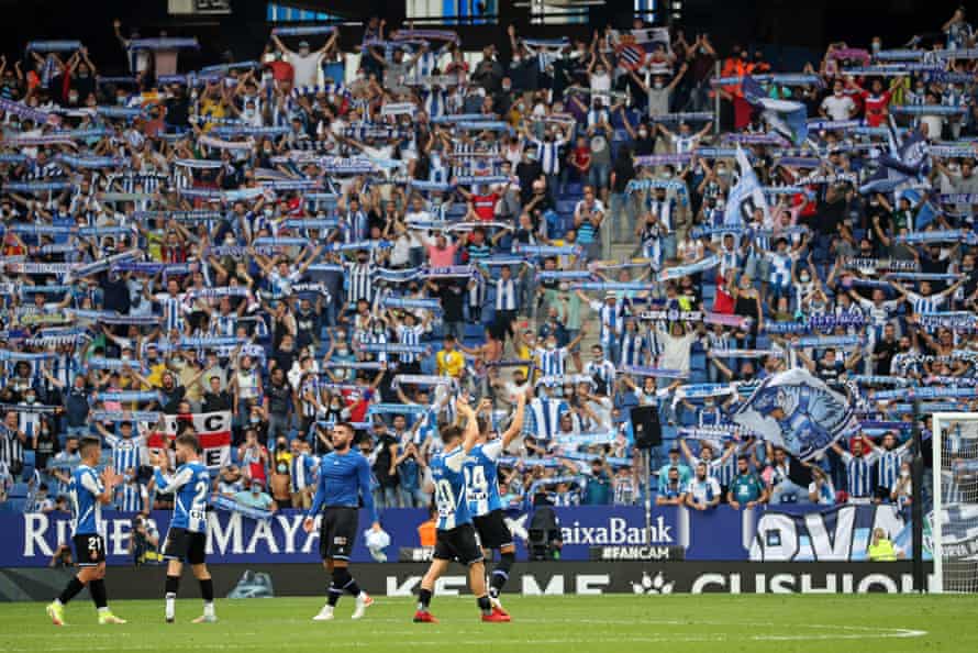 De Tomás finds his place at Espanyol and reminds Madrid what they let go | La Liga 2 Espanyol players celebrate a famous win in front of their fans.