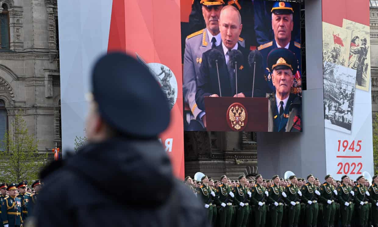 Putin marks Victory Day without major announcement (theguardian.com)