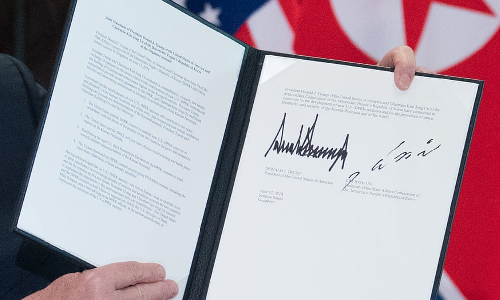 Il documento firmato da Trump e Kim Jong-un firmano l'accordo dopo il vertice di Singapore. Credits to: Saul Loeb/AFP/Getty Images.