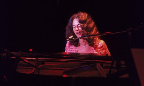Carole King performing at Greek theater, Los Angeles, 18 August 1971
