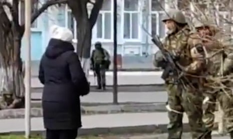 A woman is being hailed on social media after she offered a&nbsp;heavily-armed Russian soldier sunflower seeds – so that flowers grow when he dies on Ukraine’s soil