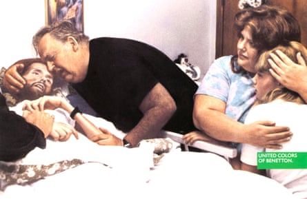 A Benetton ad shwing a young man dying of Aifs, lying in bed surrounded by his family