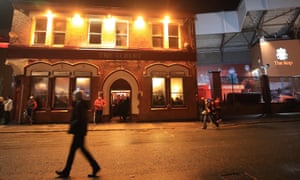 El pub Albert fuera de Anfield en un día de partido.