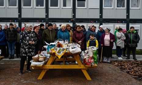 اوکراینی‌های آواره داخلی در کنار سبدهای غذایی عید پاک در 16 آوریل 2023 در لویو، اوکراین ایستاده‌اند.