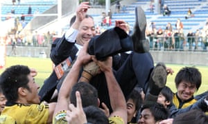 Eddie Jones celebra con Suntory Sungoriath después de ganar la Final del Campeonato de Rugby de todo Japón en febrero de 2011.
