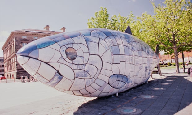 Visitors can enjoy the spray of the Albert Clock fountain and admire the Big Fish.