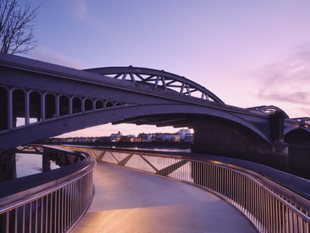 La passerelle Dukes Meadows, serpentant sous le pont ferroviaire de Barnes, permet au chemin du côté de la Tamise de suivre la rivière sans détour.