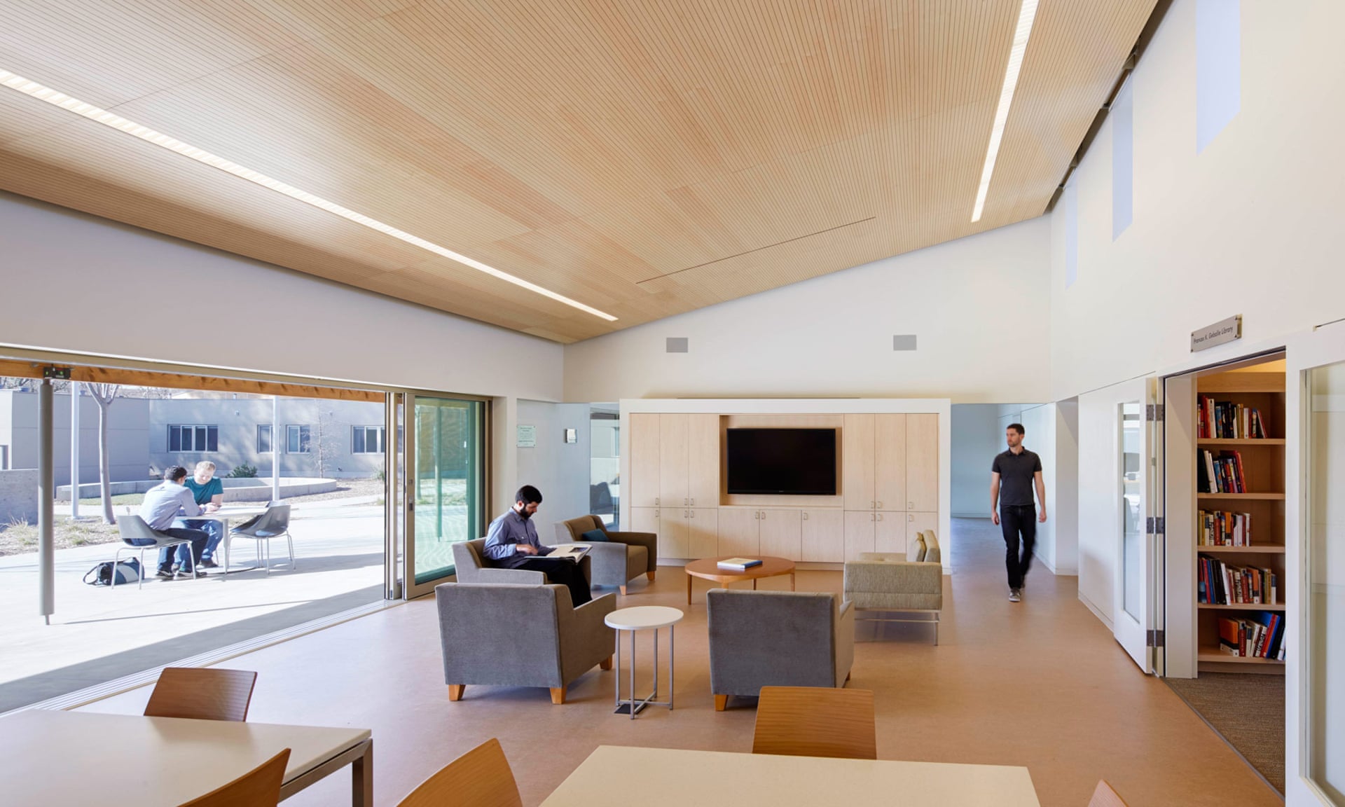 Dentro del proyecto de vivienda de Sweetwater Spectrum. Fotografía: Kyle Jeffers