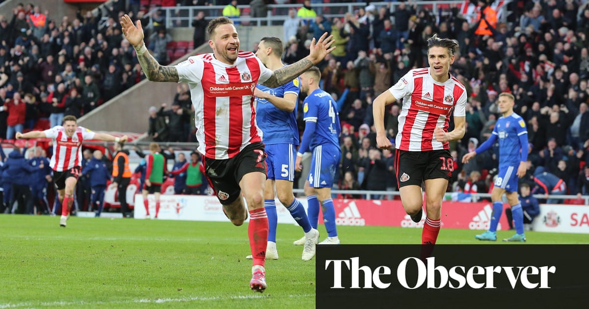 Chris Maguire pounces late to give Sunderland victory over Ipswich