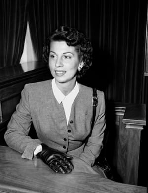 Nancy Sinatra Sr nimmt den Zeugenstand in Santa Monica, Kalifornien, wo ihr ein separater Unterhalt von Sänger Frank Sinatra erteilt wurde.