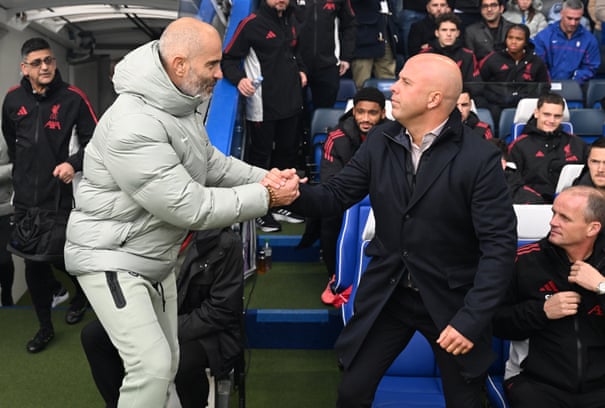 Visão geral de um estádio da Premier League com torcedores.