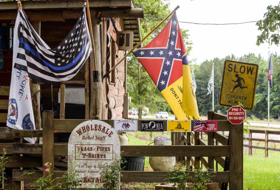 Flag hoveder har specialiseret sig i konfødererede flag-tema merchandise i seminar, Mississippi. Butikken slogan er