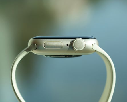 The side of the Apple Watch SE 3 showing the side button and crown.