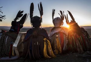 Xamãs da Mongólia, ou buu, participam de uma cerimônia que marca o solstício de verão nas pradarias do lado de fora da capital, Ulaanbaatar