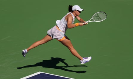 Iga Swiatek plays a backhand in her quarter-final win over Sorana Cirstea.