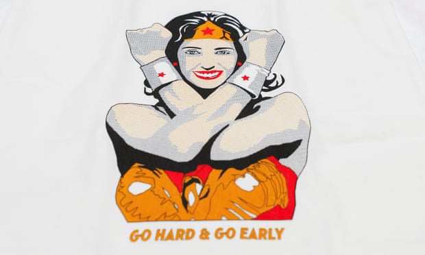Uma sacola com uma representação de Jacinda Ardern como Mulher Maravilha com o slogan 'Go Hard & Go Early'