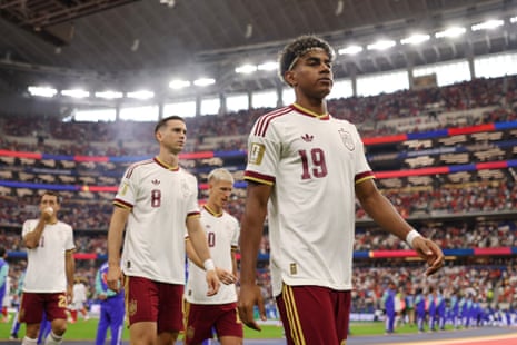 Lamine Yamal e seus companheiros da seleção espanhola se preparam para o pontapé inicial.