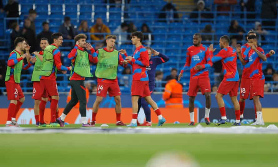 The Atlético players warm up.