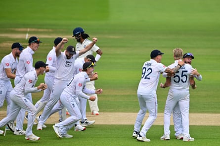 England players rush to congratulate Ben Stokes after the successful review to remove KL Rahul