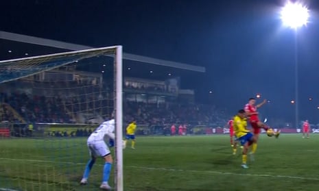 Benfica footballer Petar Musa scores Zlatan-esque backheel goal – video