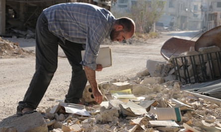 Salvaging books in Darayya