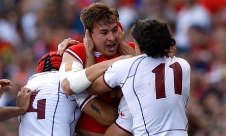 Wales’s Taine Basham brawls with Davit Niniashvili