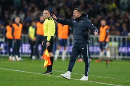 Roberto De Zerbi gesticulates on the touchline