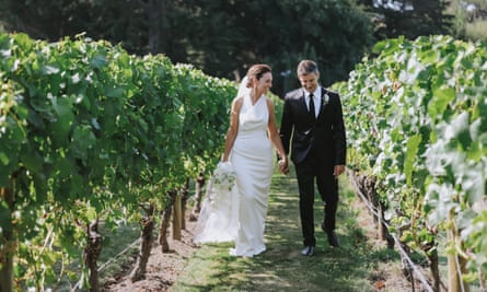 جاسيندا أرديرن وكلارك جيفورد في الصورة في حفل زفافهما.