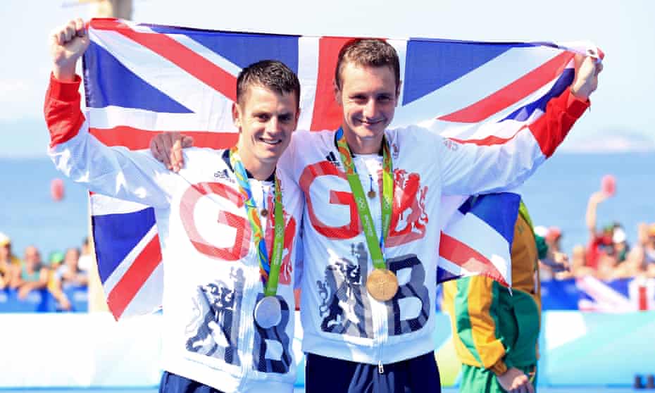 پس از مسابقات سه گانه مردان در المپیک ریو ، آلیستر (سمت راست) و جانی براونی پرچم اتحادیه را با مدال های طلا و نقره به دور گردن خود دارند.