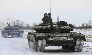 Des chars russes roulent sur le terrain lors d'exercices militaires dans la région de Leningrad, en Russie.